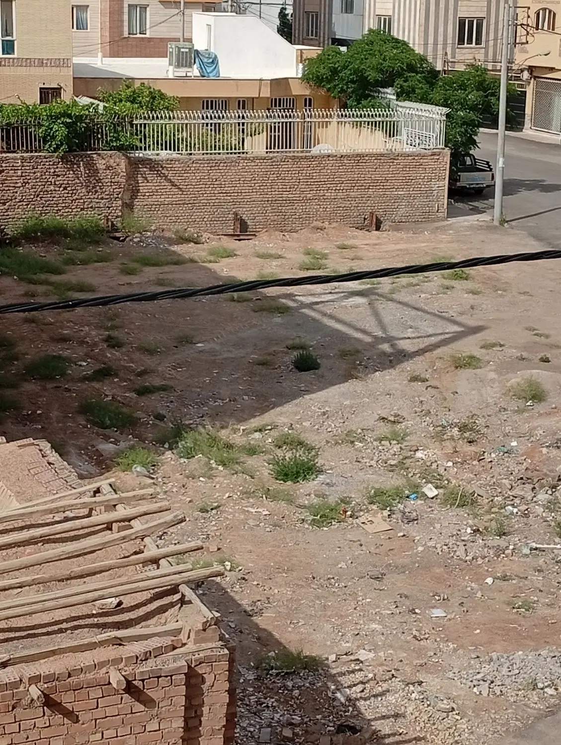 زمین هوشنگ مرادی