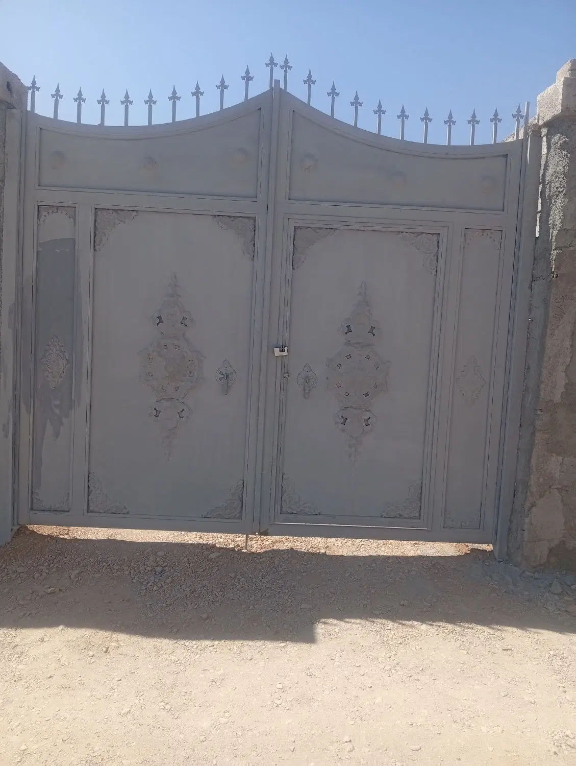 باغ نقلی سفت کاری شده