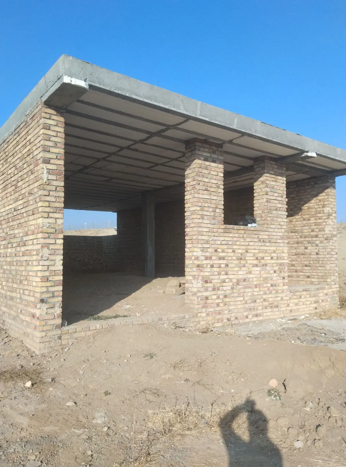 زمین نیمه کاره