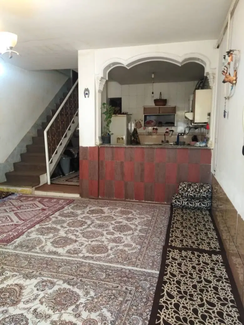 ویلایی درب حیاط ماشین رو