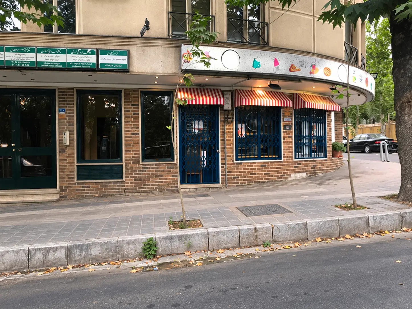 مغازه دو نبش با 11 متر بر شریعتی