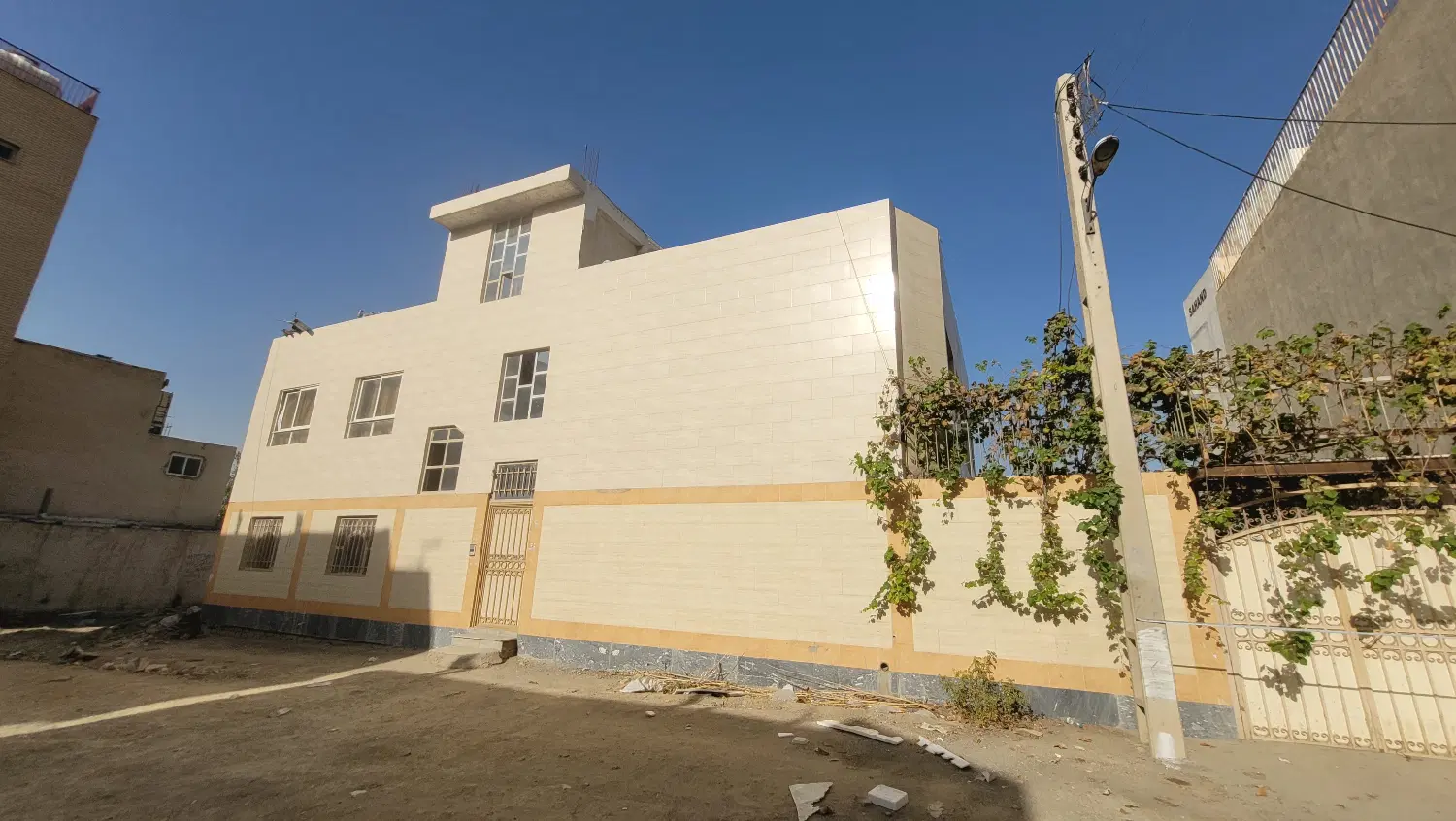 فروش ۳ واحد خانه و زمین