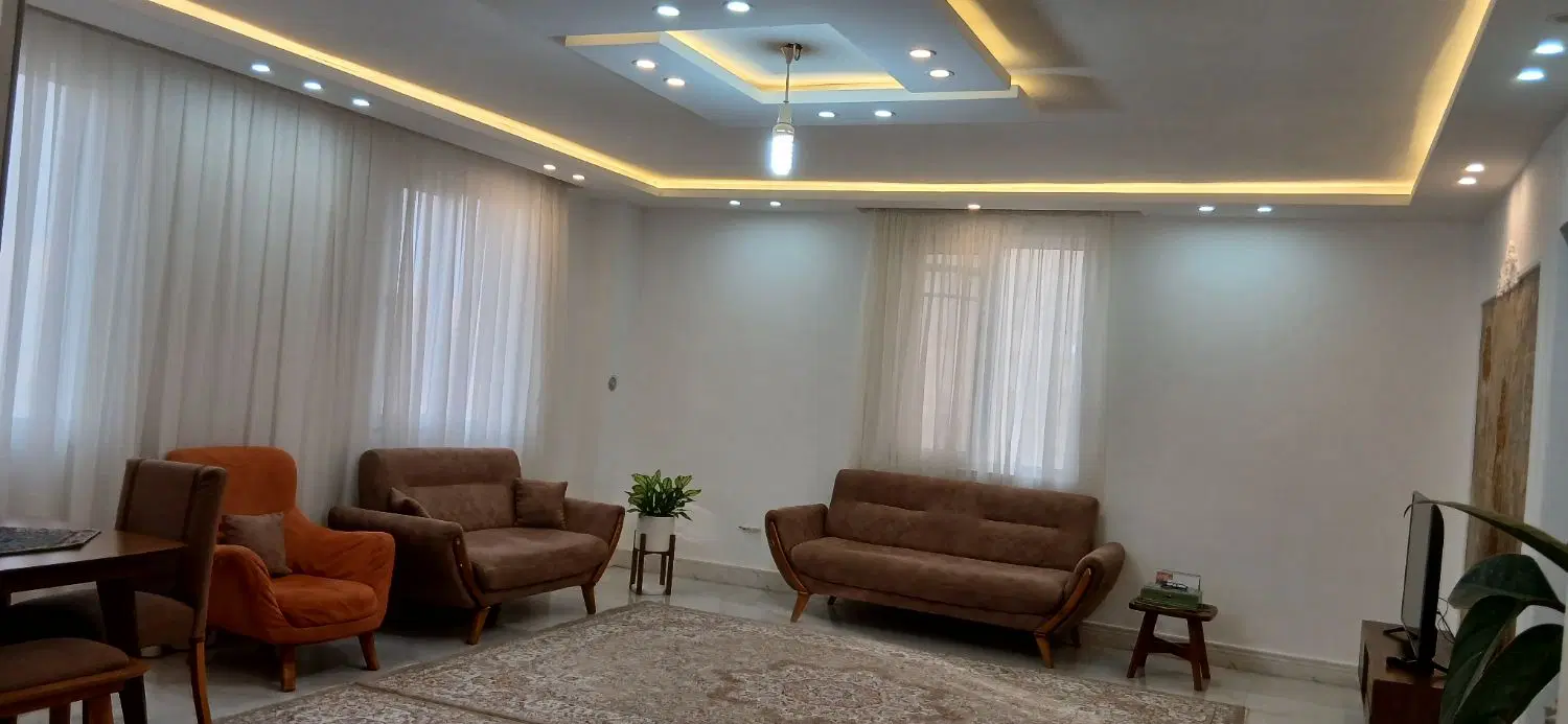 ویلایی محله ۹ حاشیه بیست متری دونبش طبقه اول