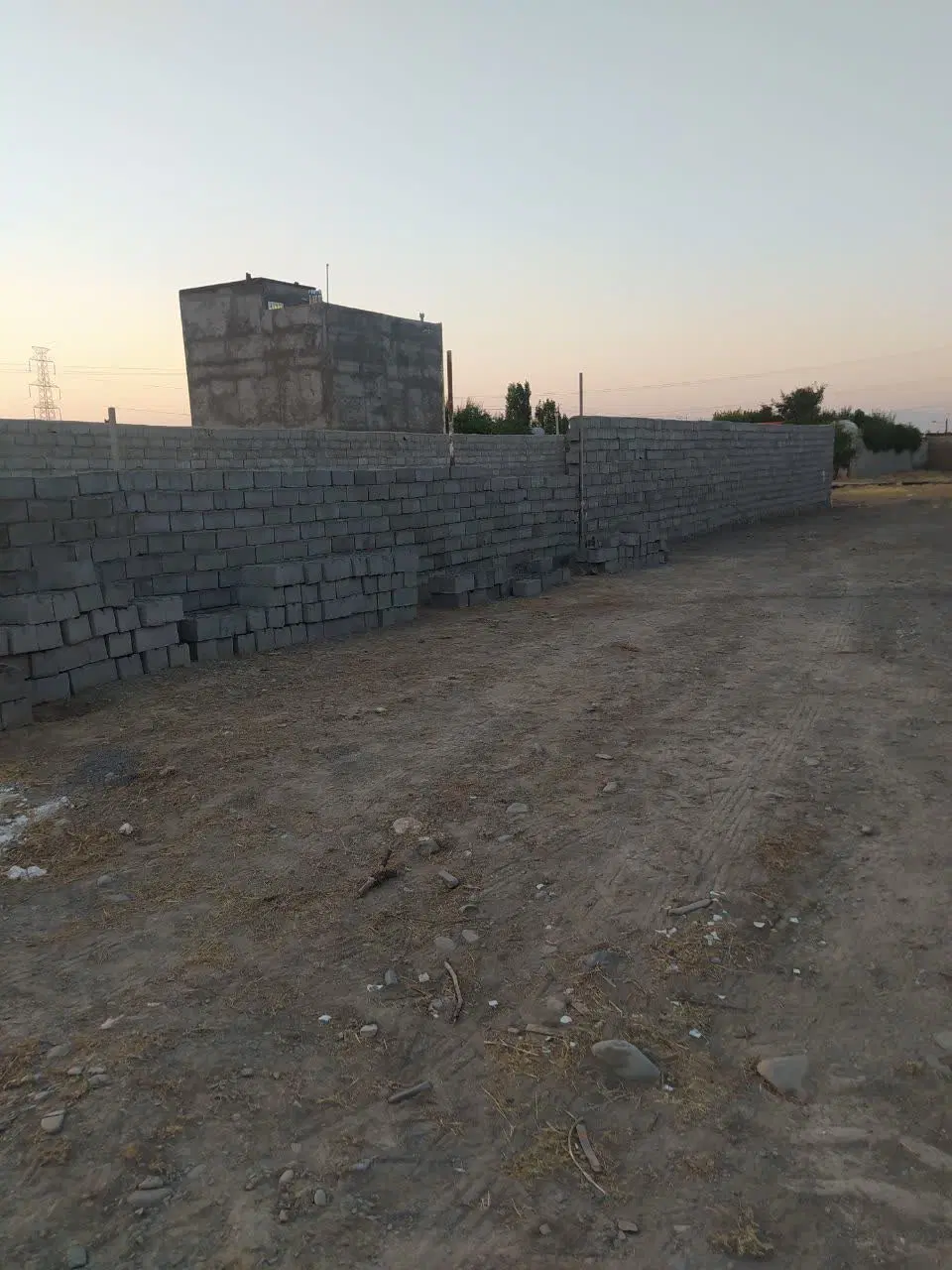 زمین دور دیوار
