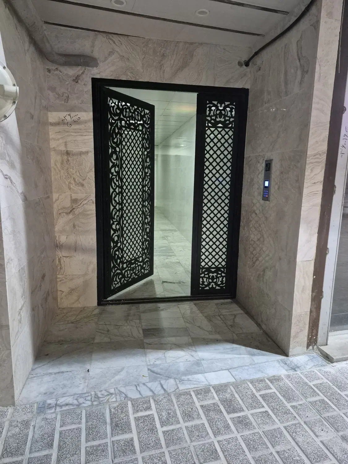 واحد 145 متری رو به نما کلید نخورده