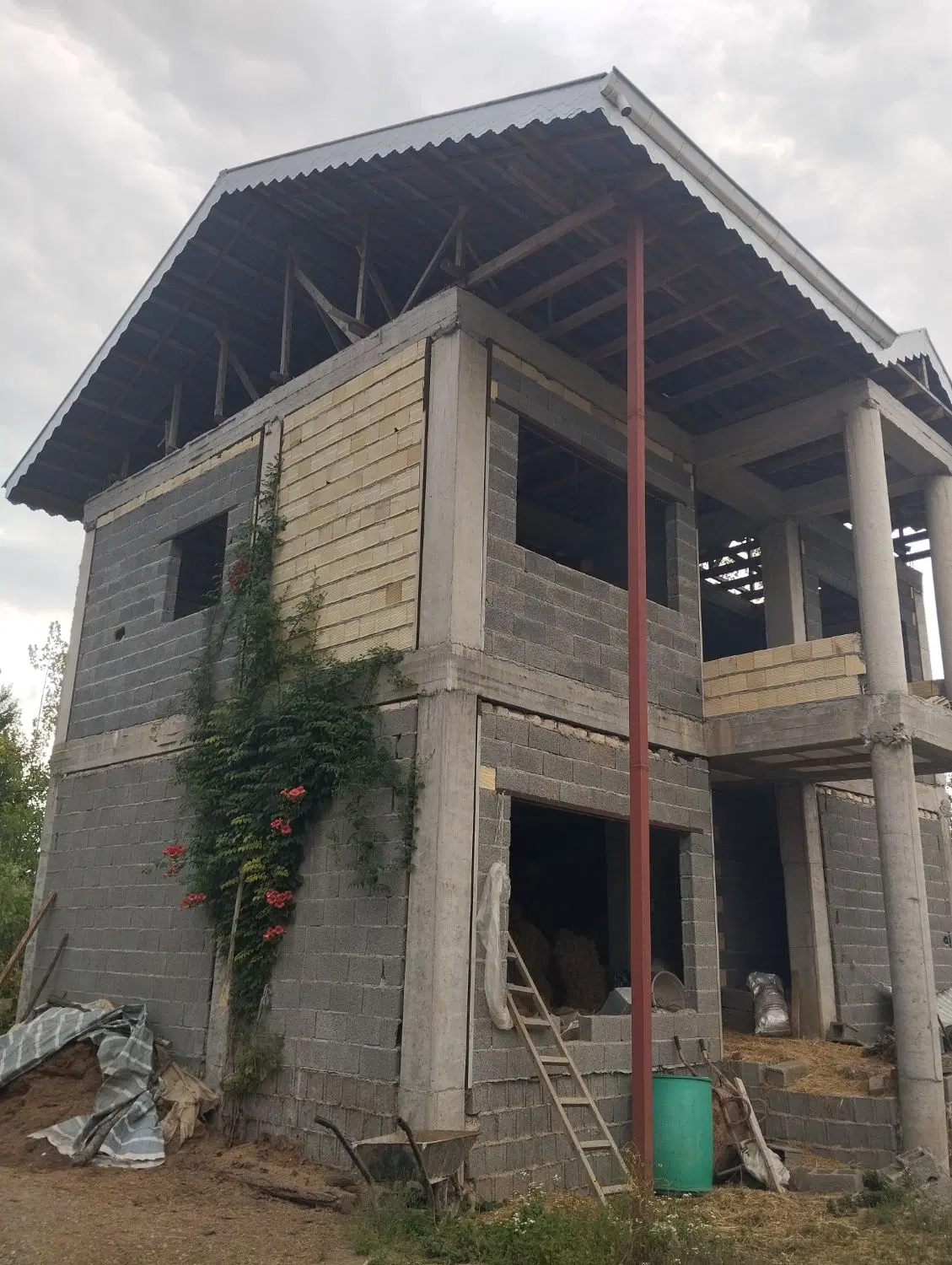 خانه ویلایی نیمه ساخته