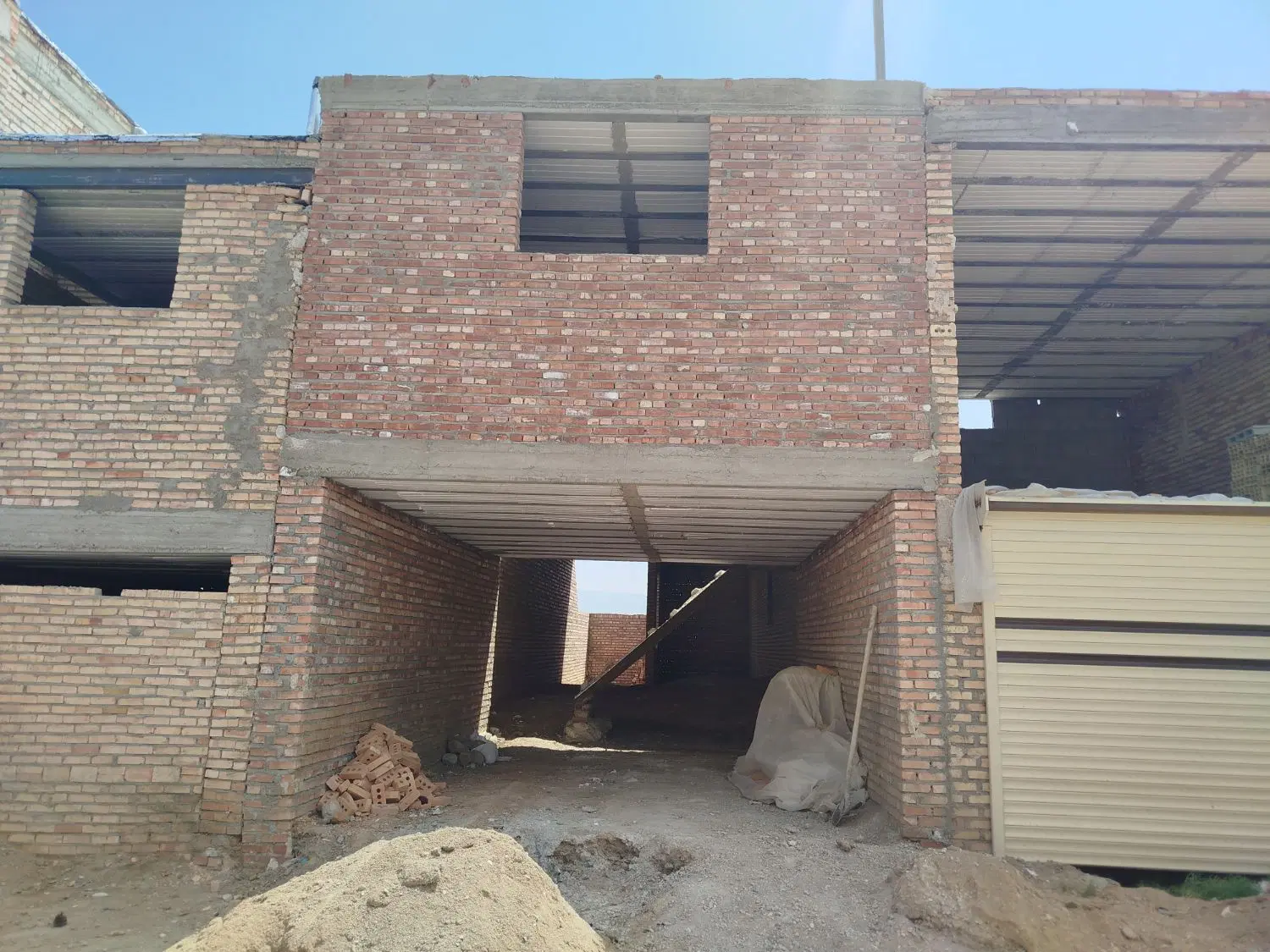 ساختمان نیمه کاره