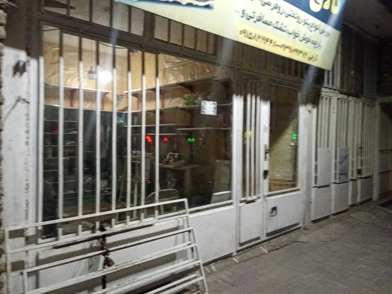 مغازه بیست متری حاشیه توس 40