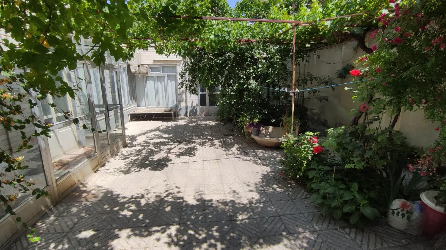ملک مسکونی تجاری 220 متر زیربنای 250 متر کوچه باغ