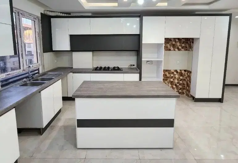 سهروردی نیلوفر. 87 متری