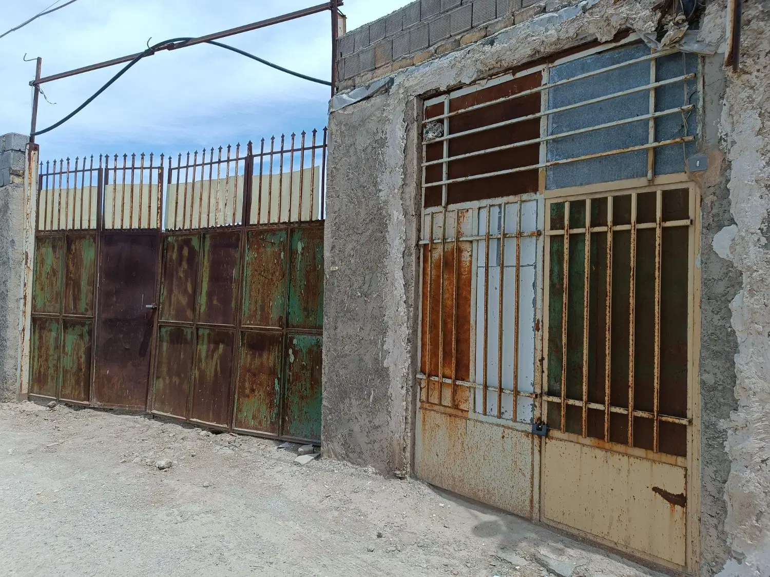 زمین چهار دیواری