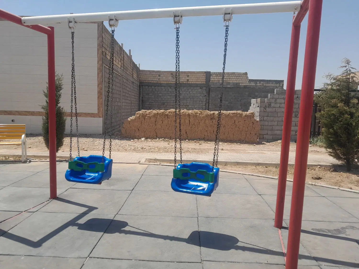 زمین درقلعه سفید