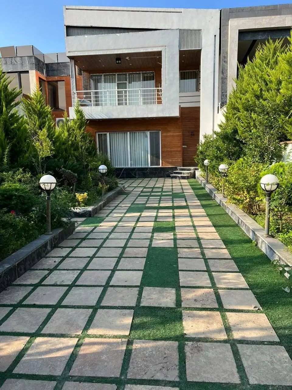 ویلامبله مدرن حیاط دنج۲۳۰متربنامعاوضه ماشین