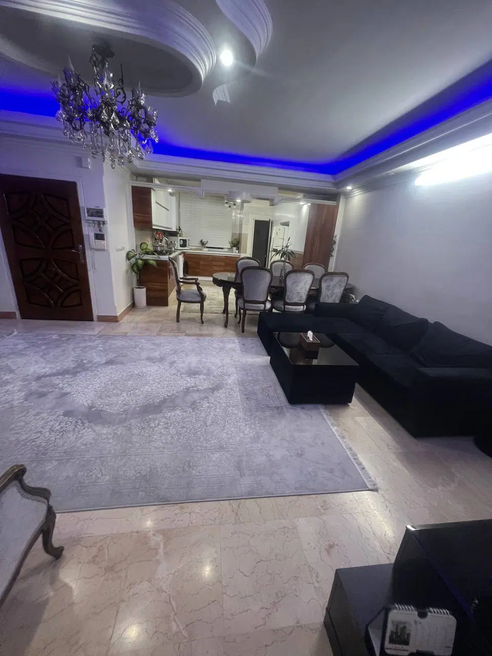 آپارتمان مسکونی خوش نقشه واقع در لوکیشن عالی