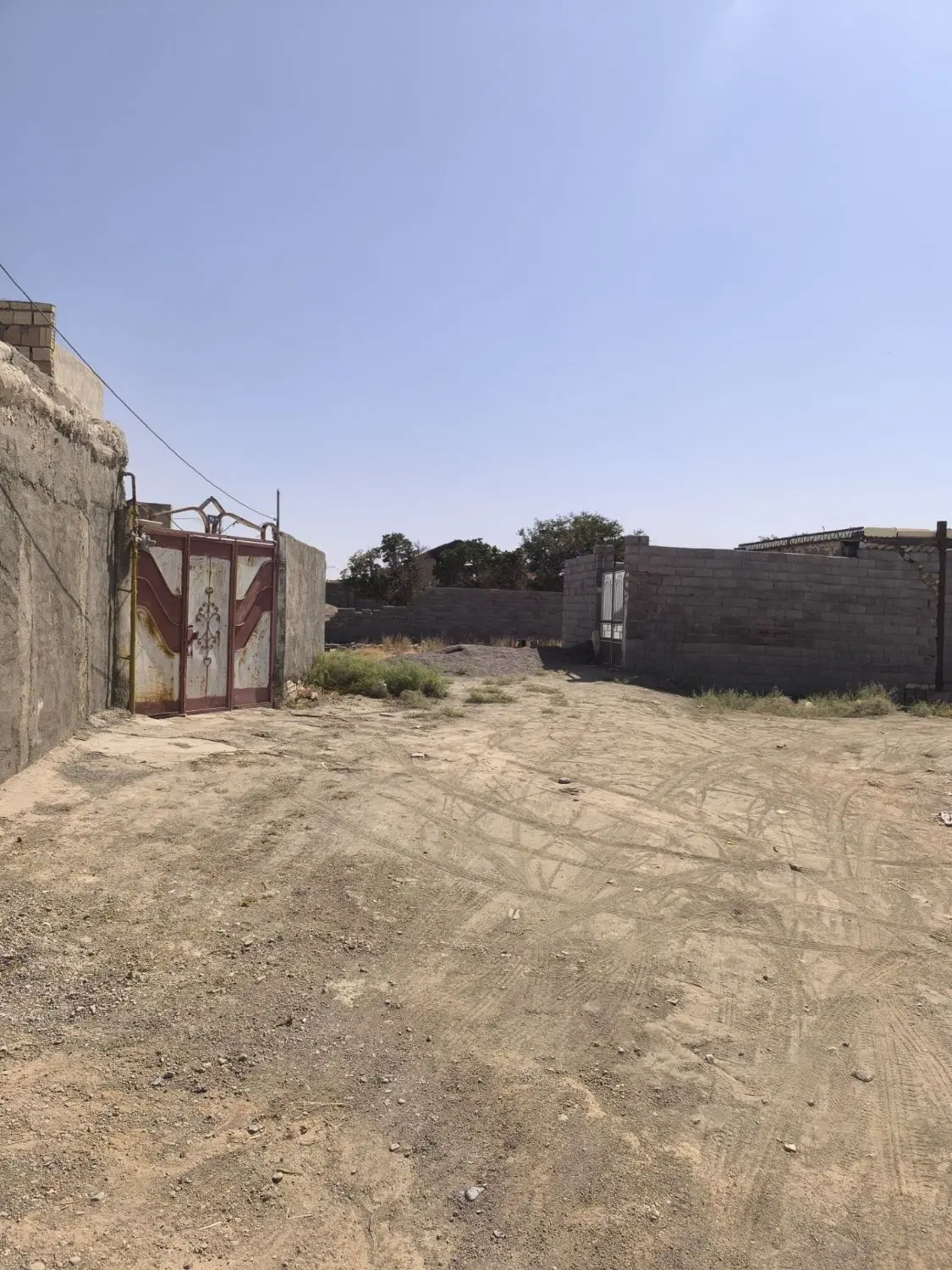 زمین ۱۲۵متری درطول ۱۰متر عرض۱۲نیم متر