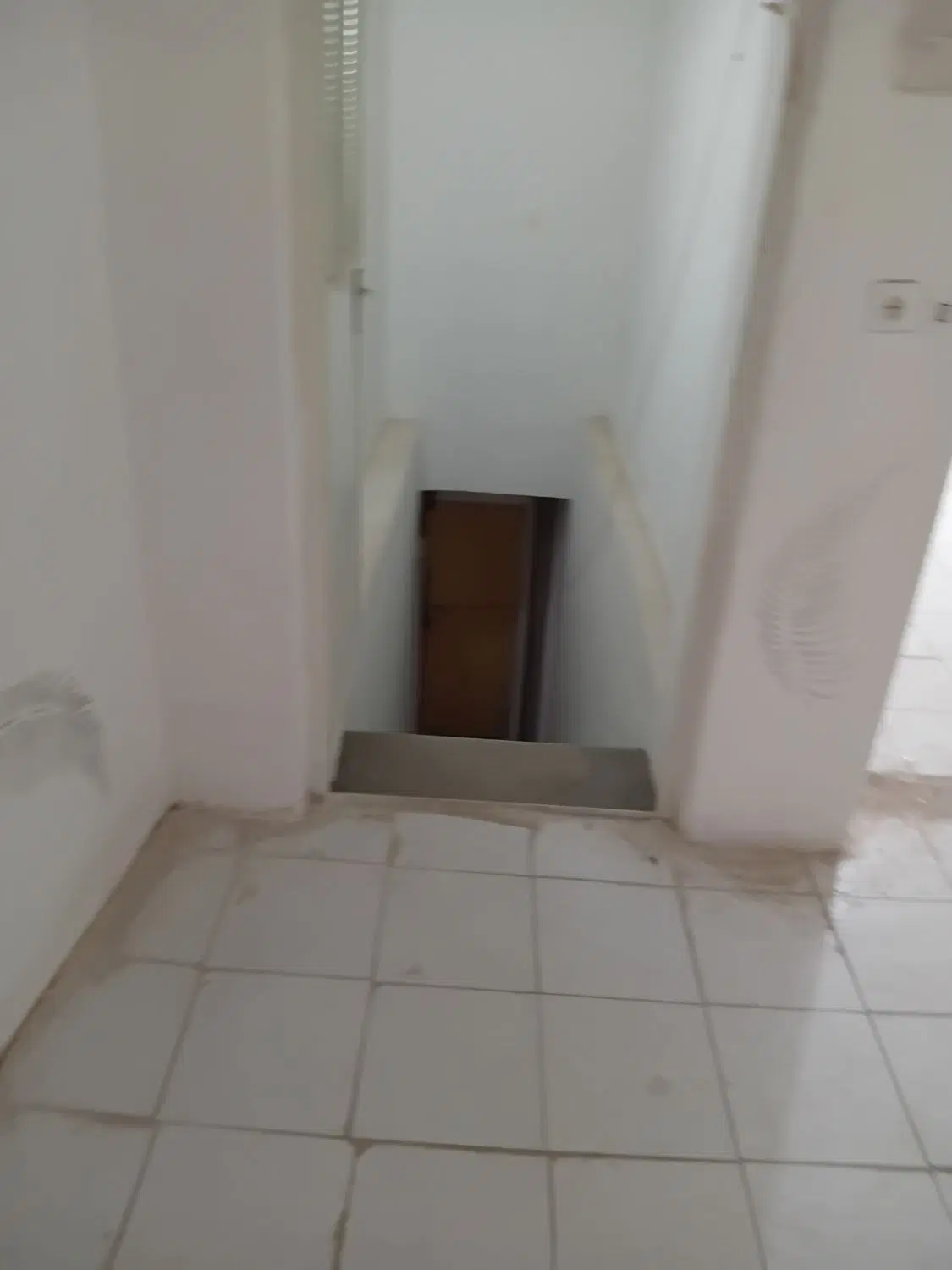یک اتاق ۴۰متری دارای اب وبرق اجاره داده میشود