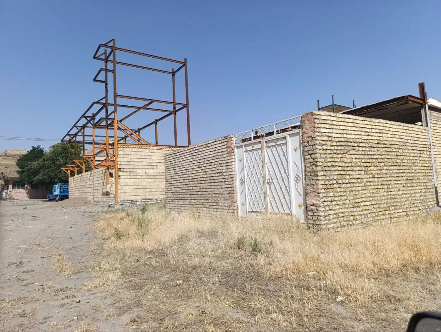 خانه ی نیمه ساز