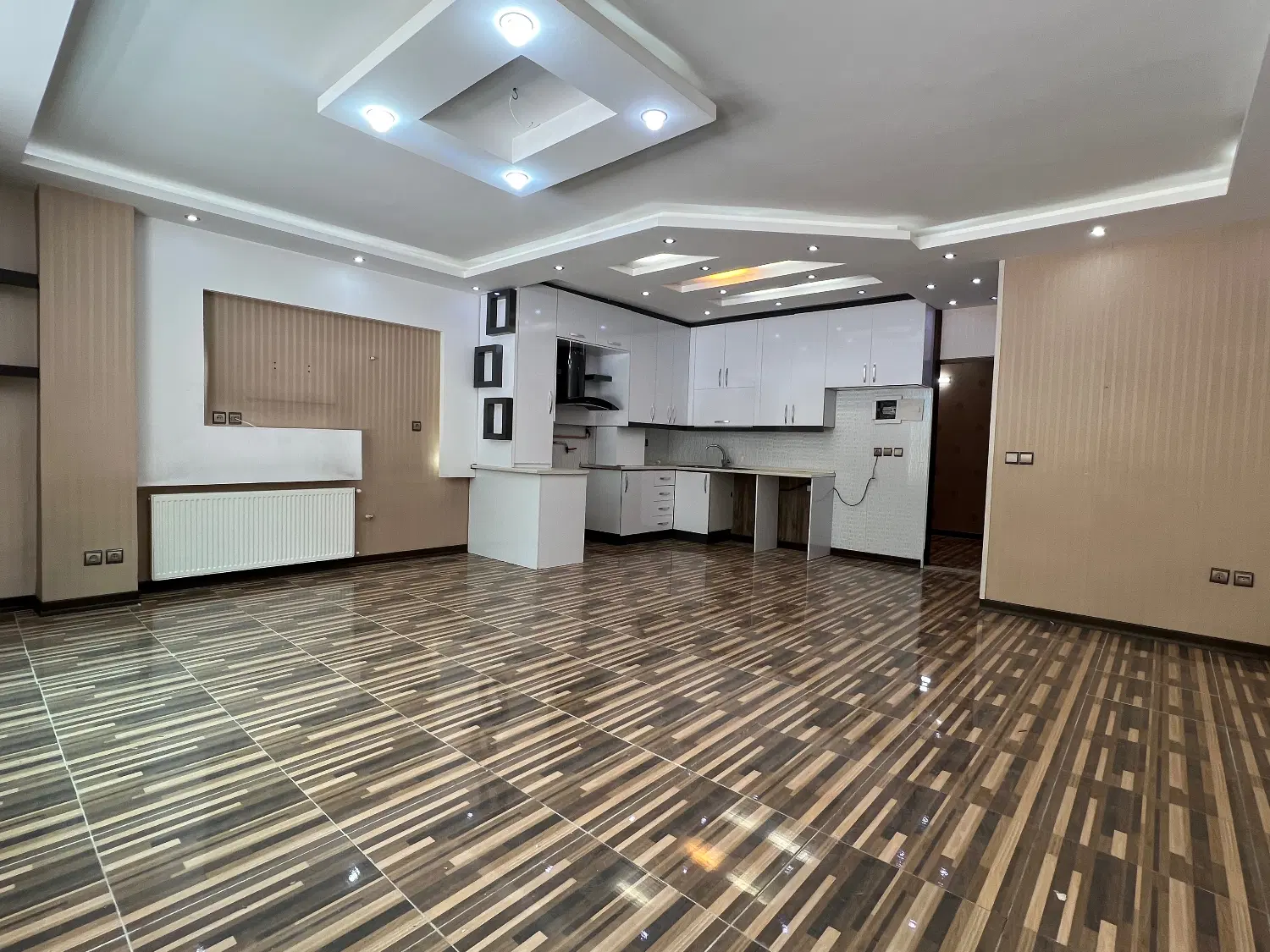 همکف حیاط اختصاصی ماشین رو