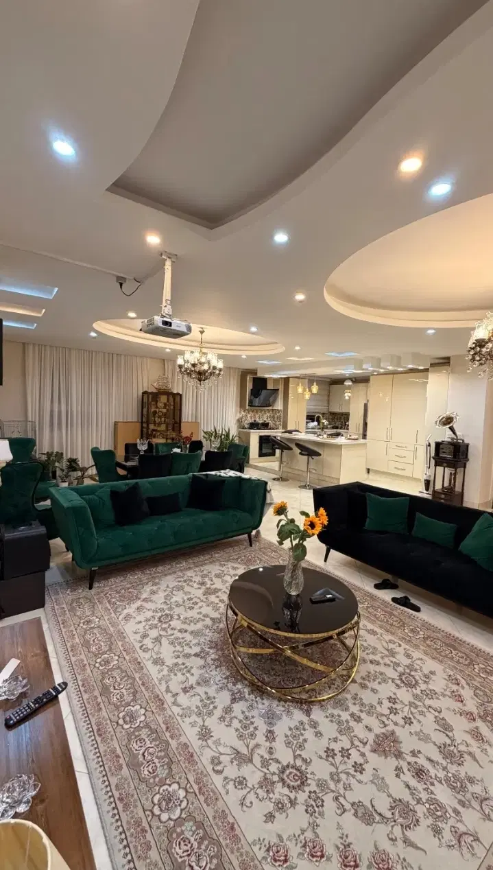 ۹۳ متـری . طبقه سوم . تاپ لوکیشن