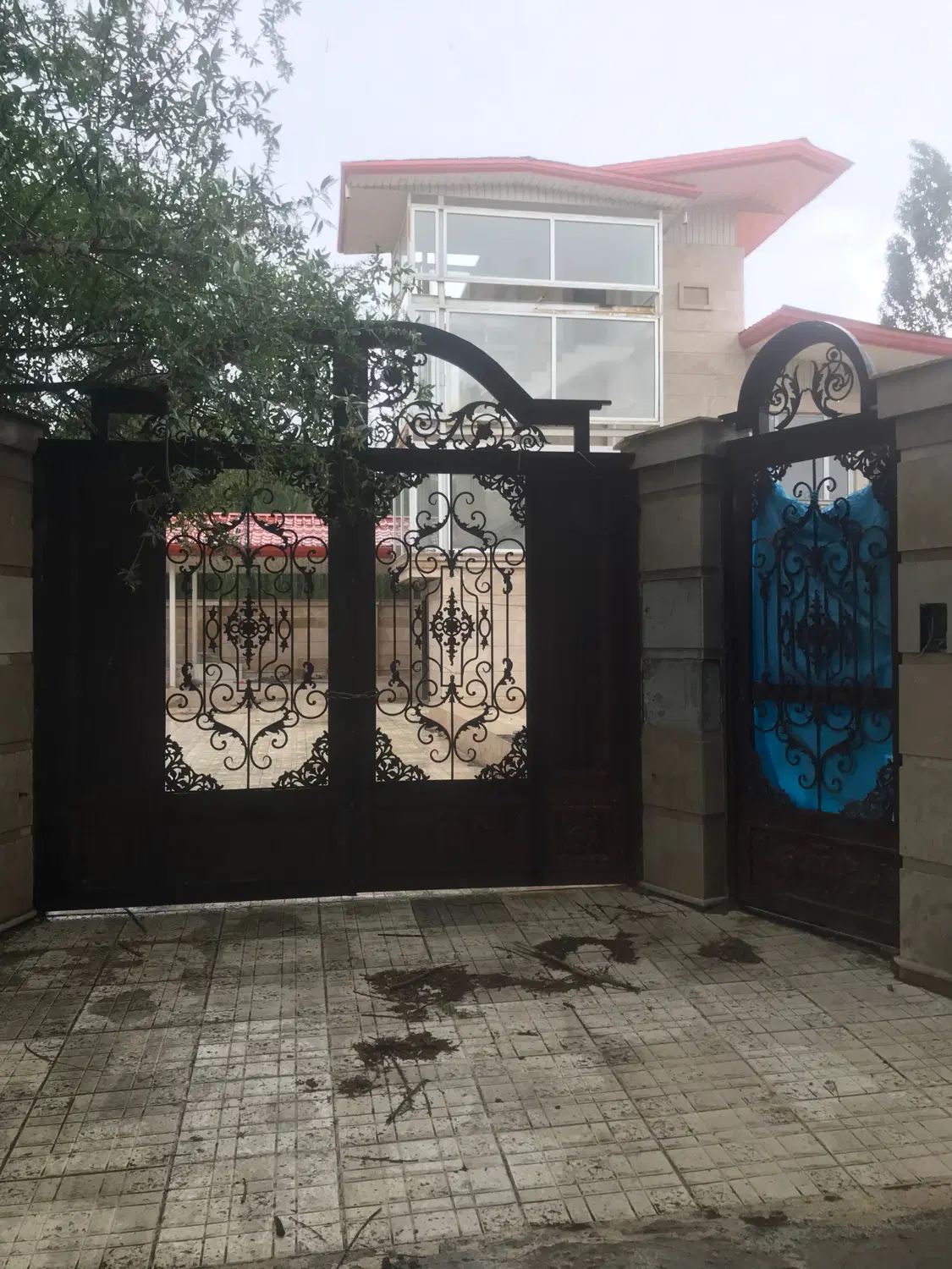 ویلا سنقر اباد ۴۰۰متر بنا در ۳طبقه و۶۰۰ متر زمین