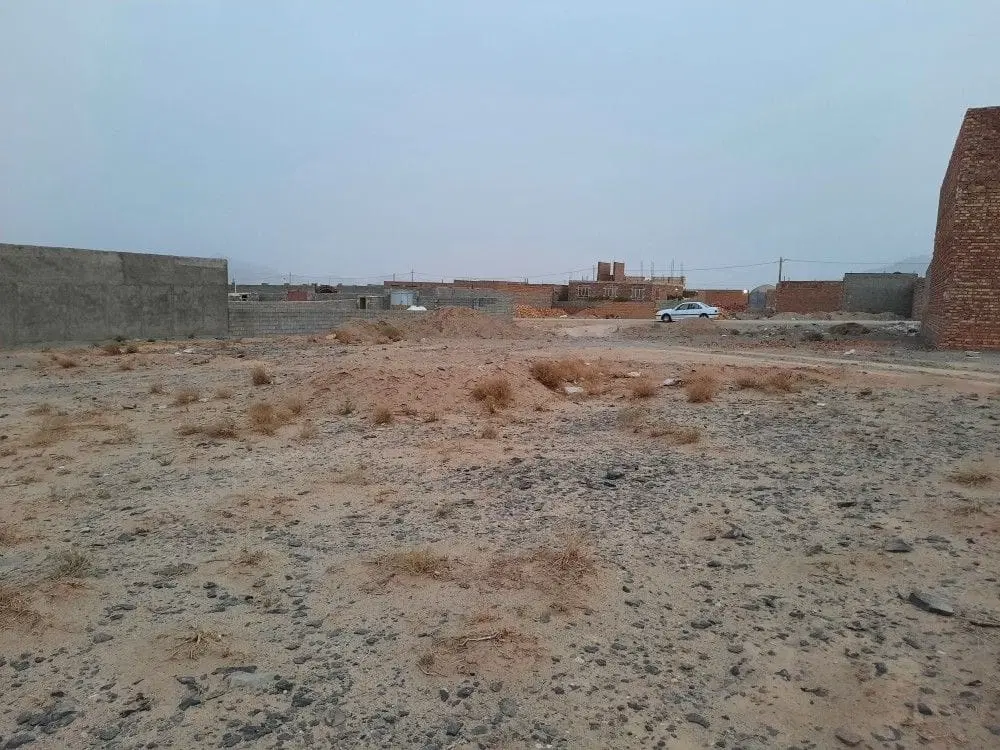 زمین در منزل آب