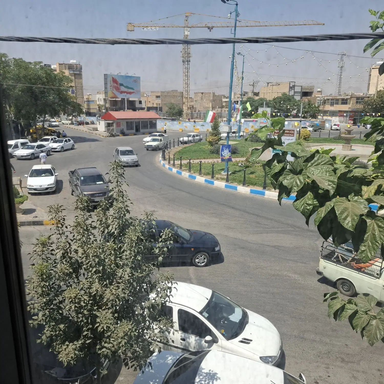 ۲۲متر اداری تجاری بر فلکه اصلی درچه