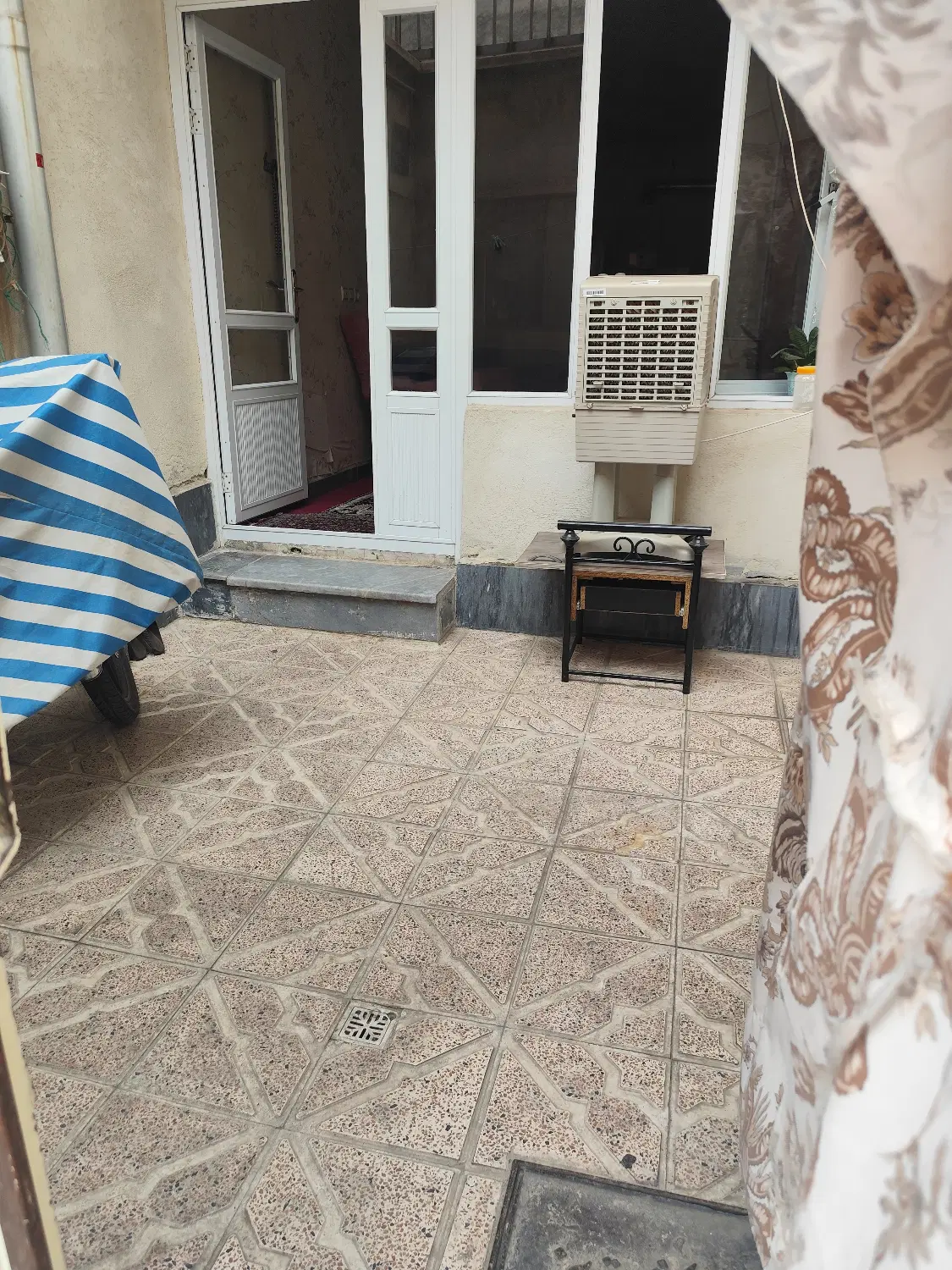 واحد همکف با حیاط