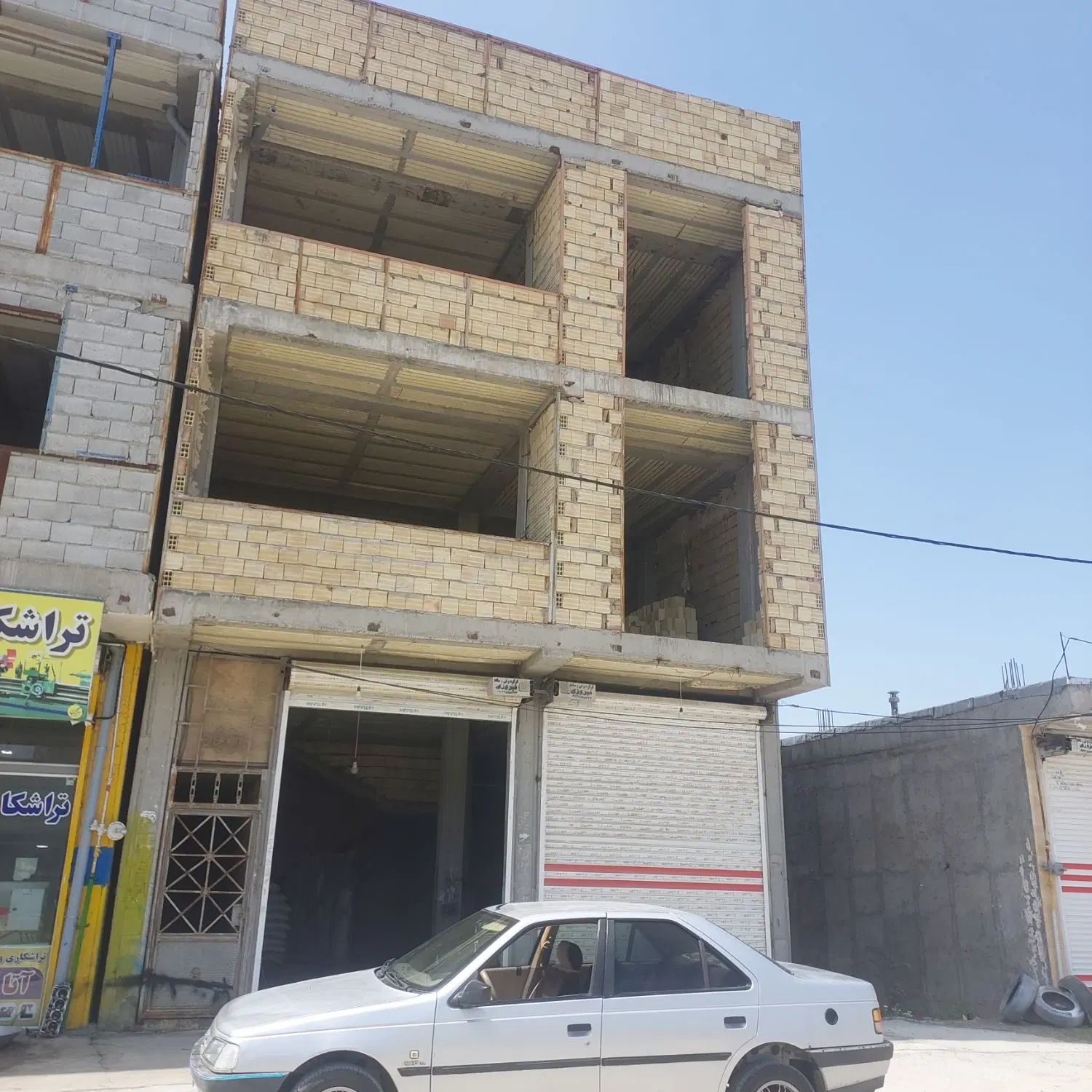 260 متر در ۳ طبقه ملک تجاری و مسکونی کارگاه مزاحم