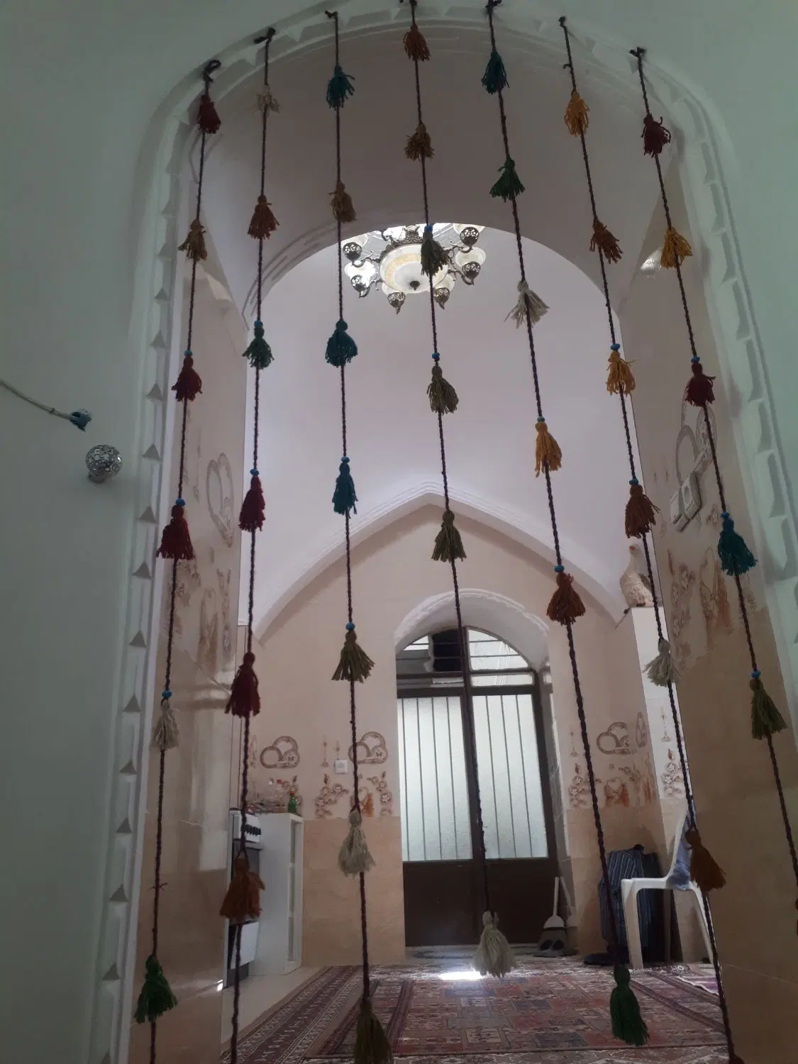 باغ در ماهان  با درختان میوه وجوی آب روان دائم .