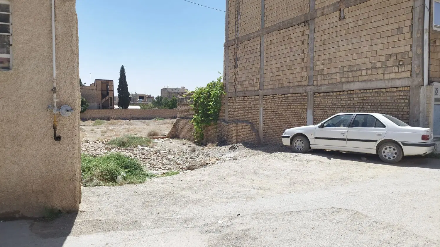 زمین مسکونی ، اشکاوند