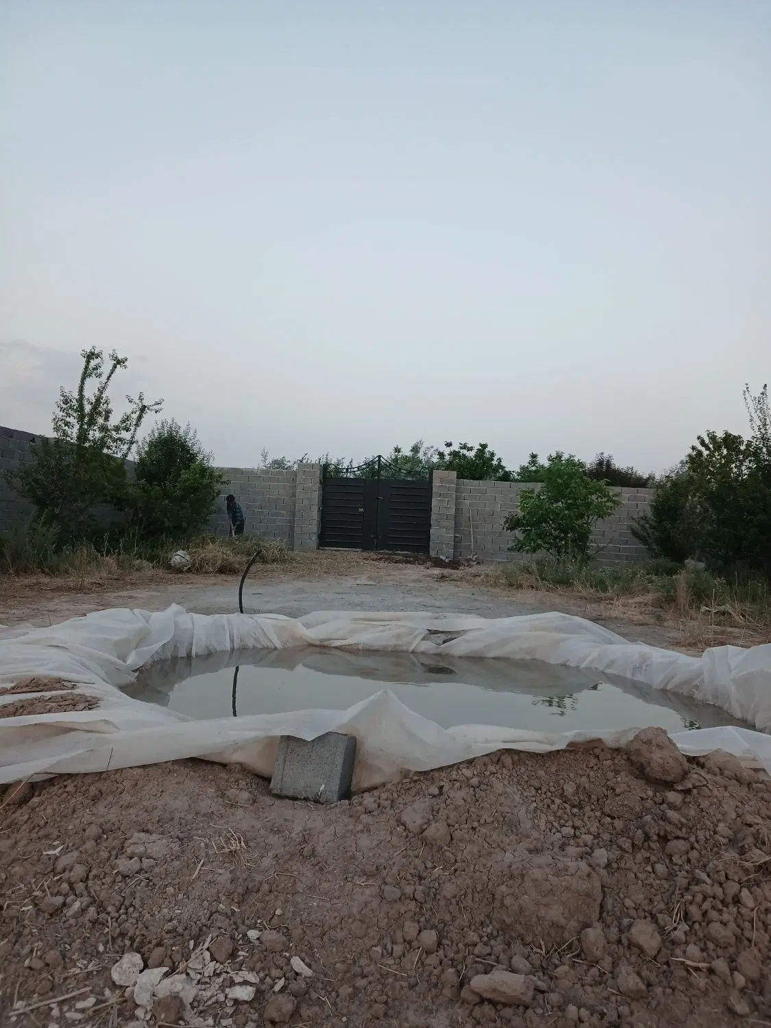 باغچه ۵۵۰ متری با آب و دوردیوار