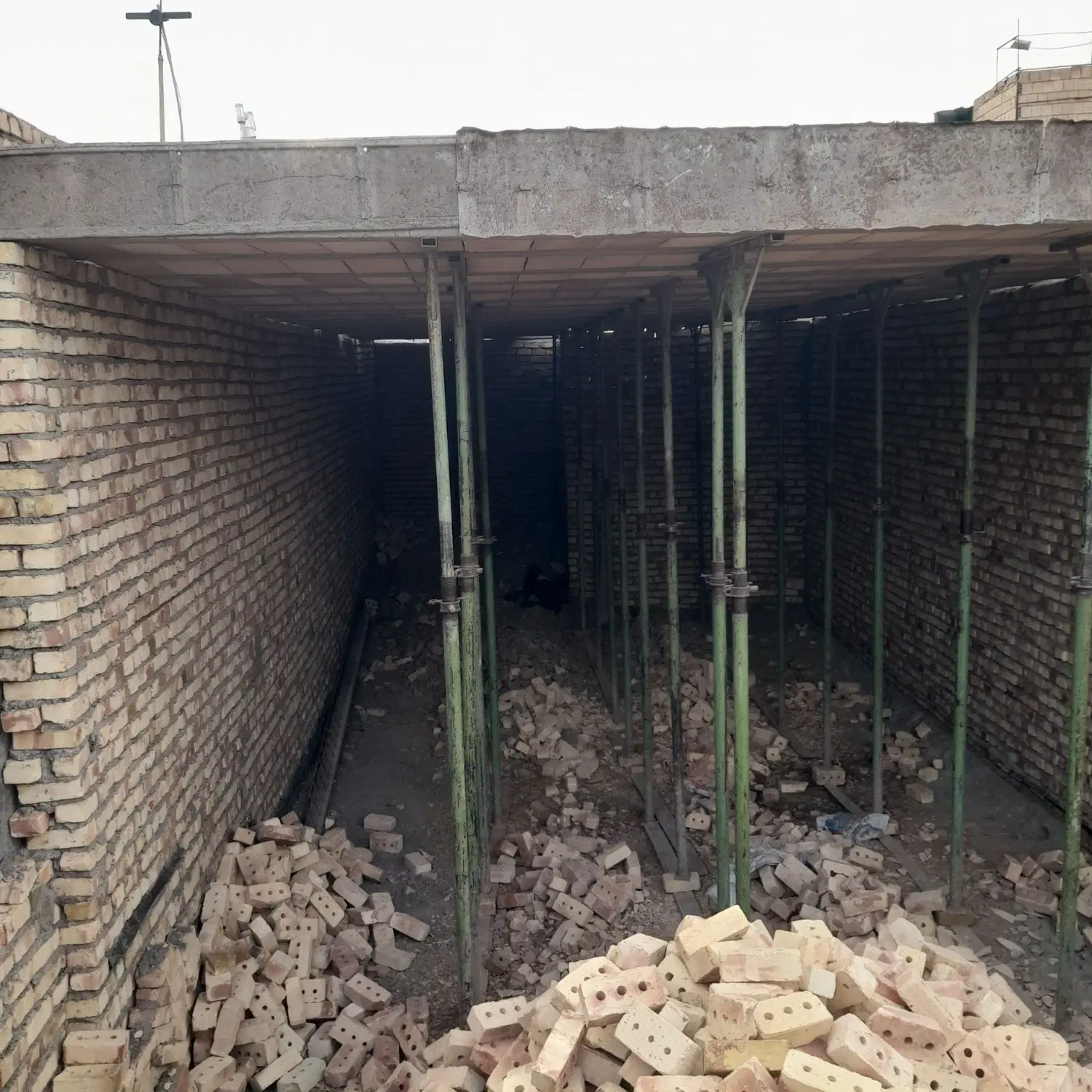 زمین دیوار و سقف زده شده