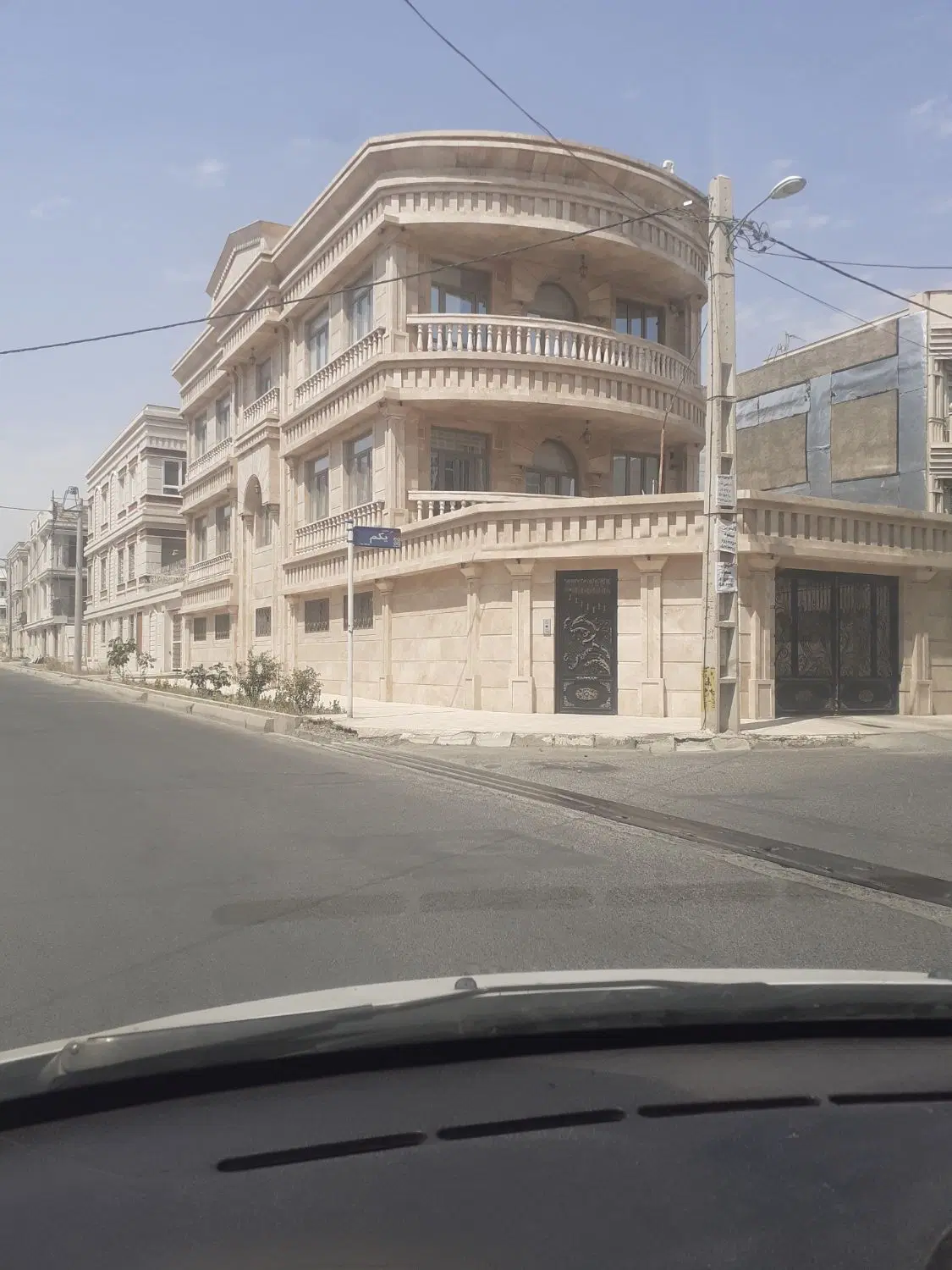 ویلایی‌ دوطبقه نوساز با استخر