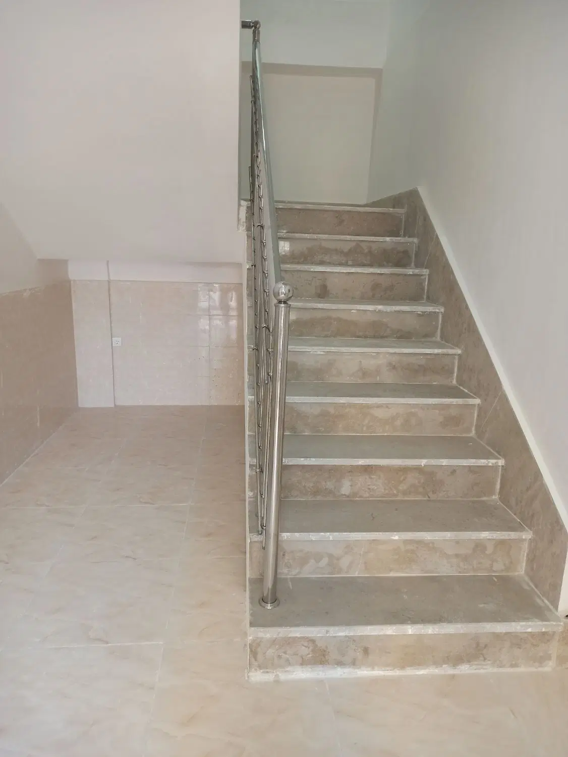 ساختمان سه طبقه در رودکی