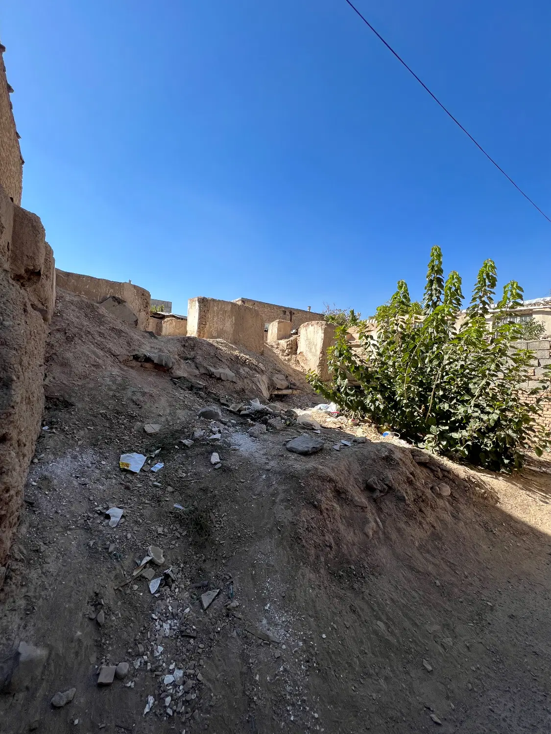 زمین با ملک متروکه