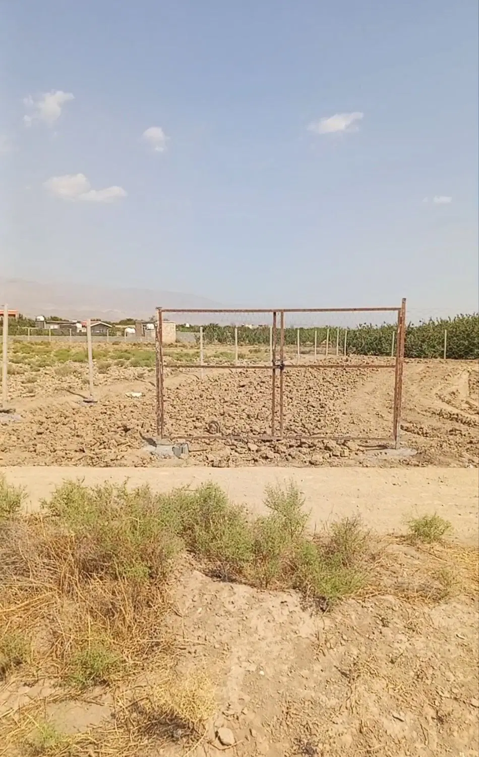 زمین دور فنس