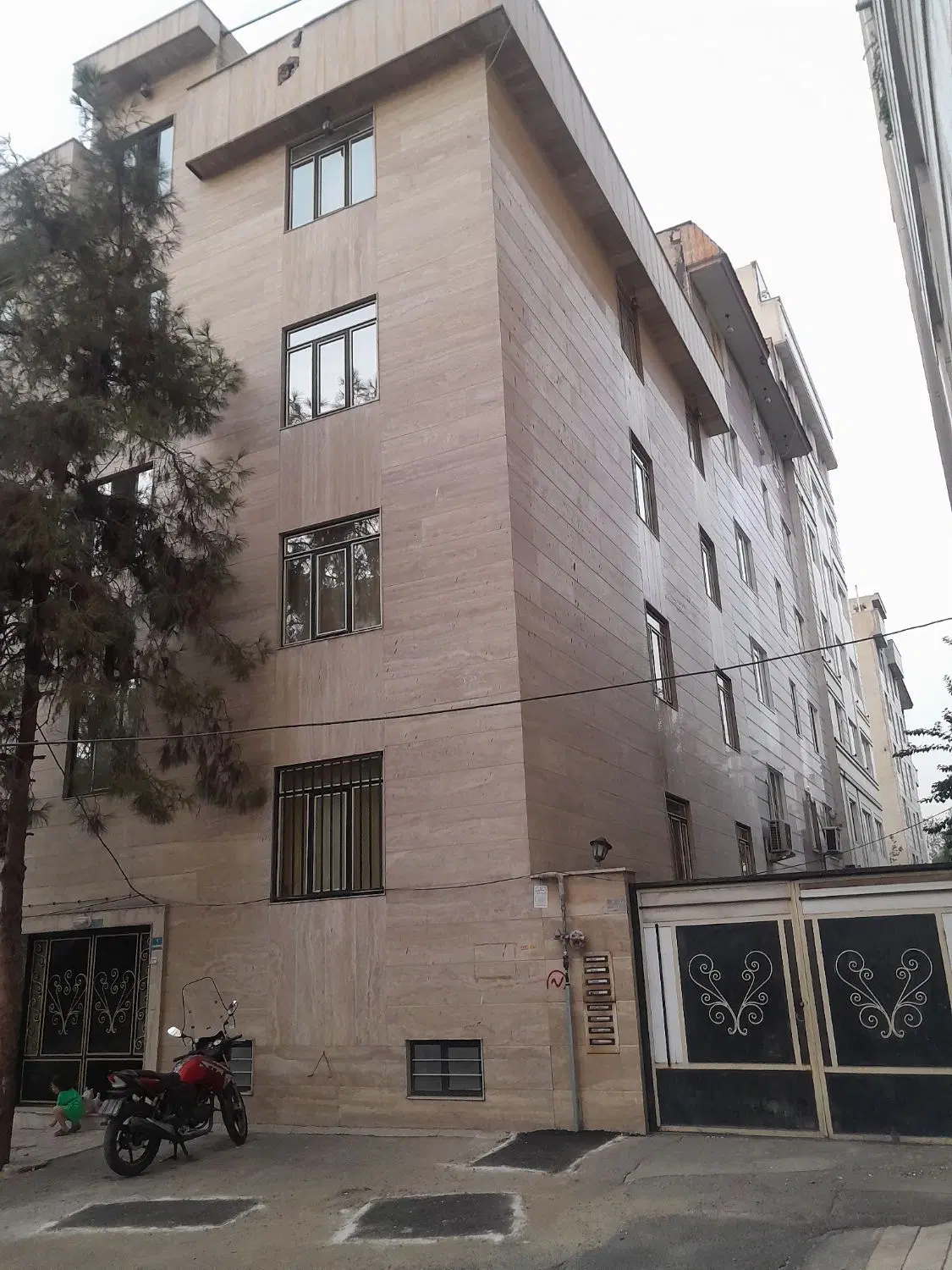 فروشنده واقعی طبقه سوم سندی در بهترین لوکیشن