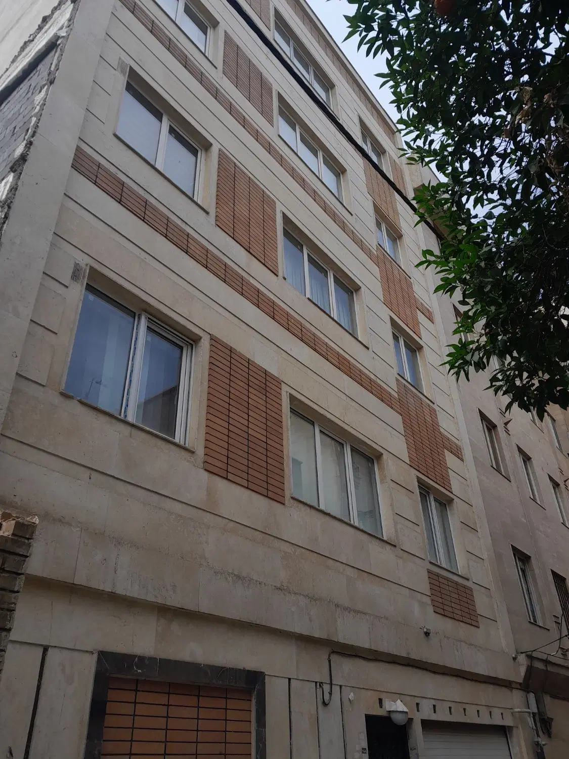 اپارتمان ۱۰۴ متری نوساز