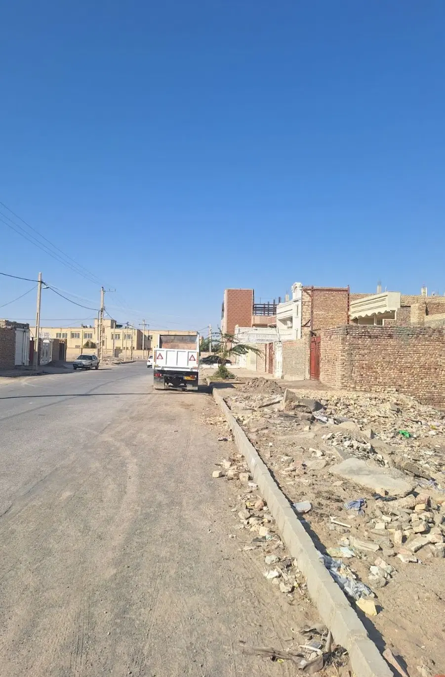 زمین لب جاده