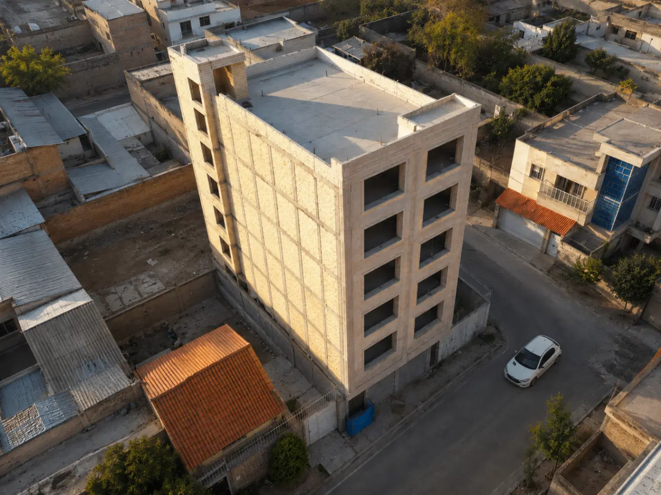 ساختمان نوساز با نمای مدرن