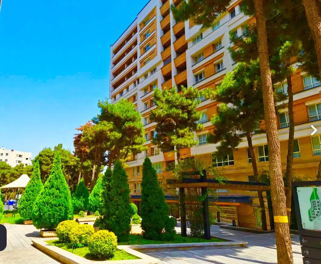 ۱۱۵ متر شمال میدان کاج