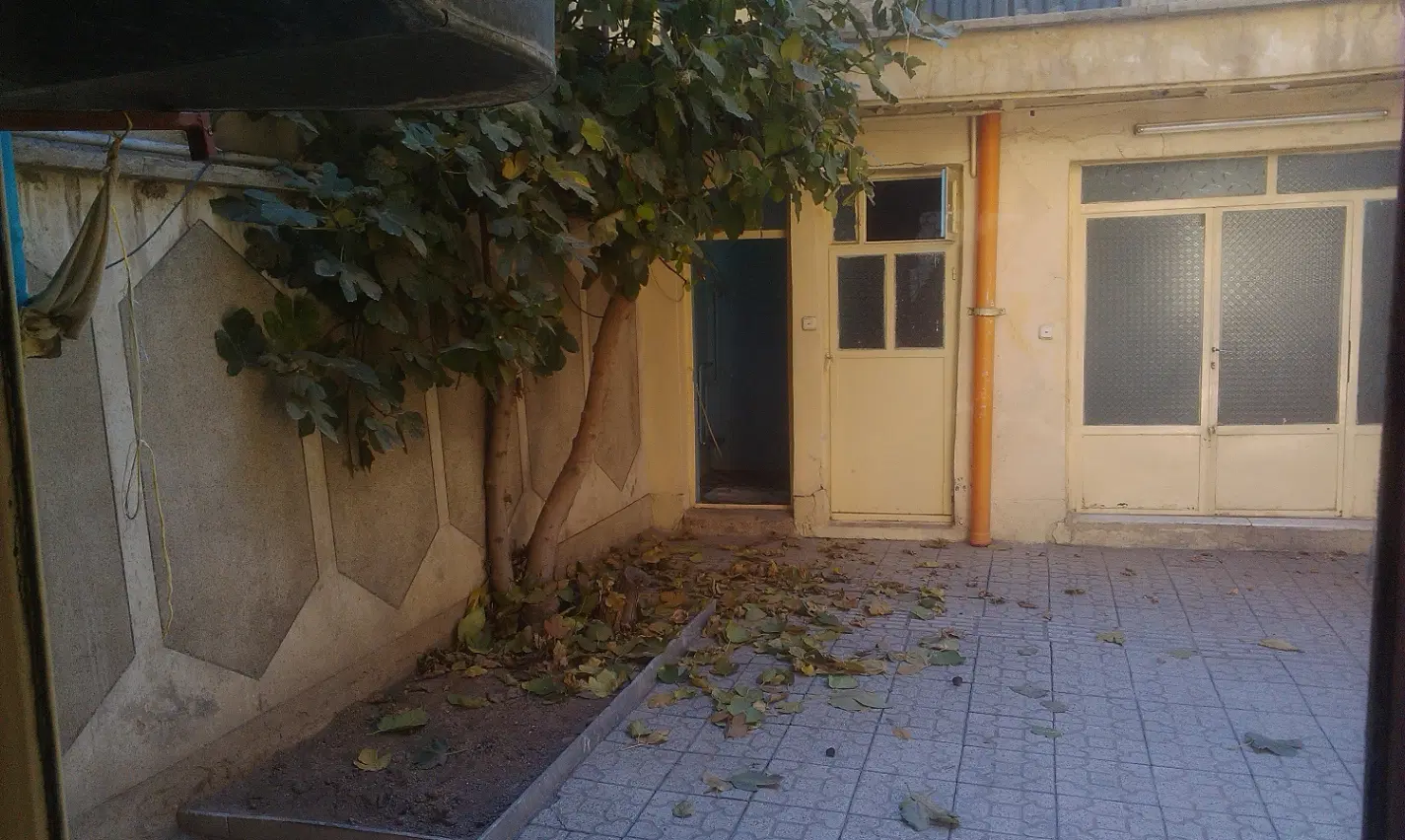 خانه حیاط دار ۱۲۲ متری ۲ طبقه و نیم