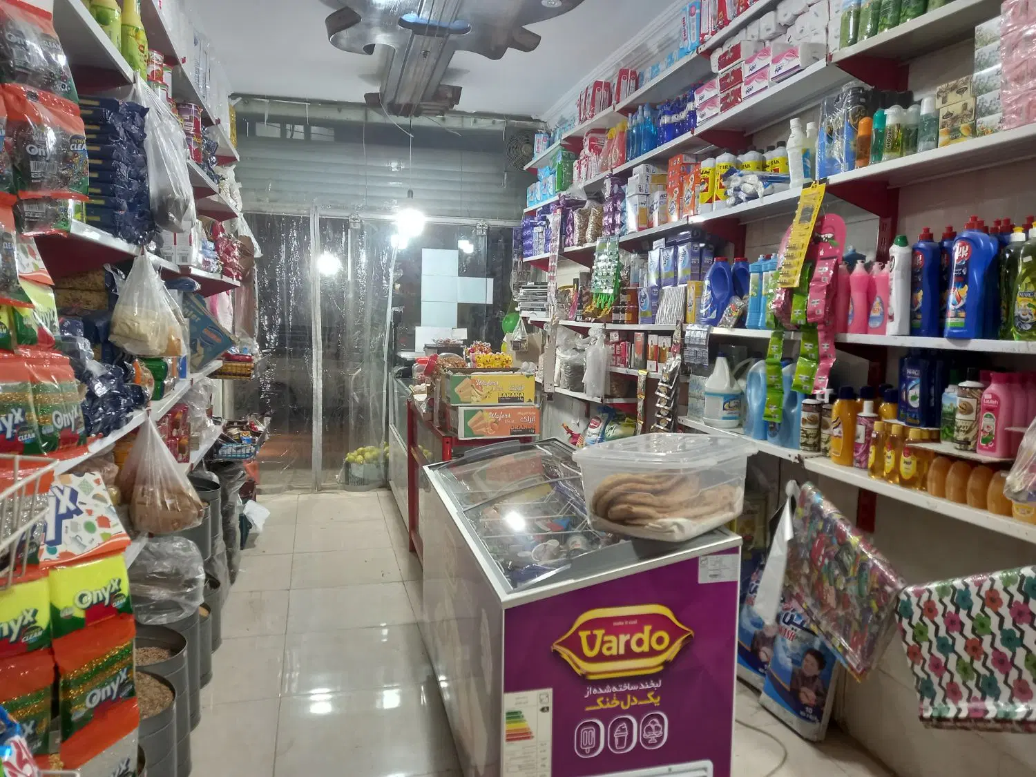 یک مغازه با لوازم ها