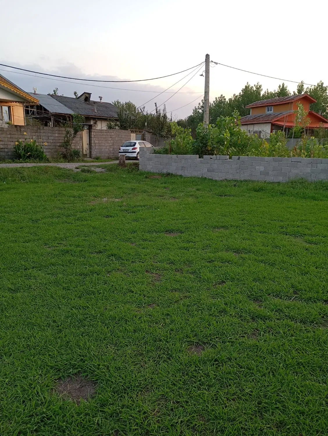 زمین به متراژ ۳۰۰ متر