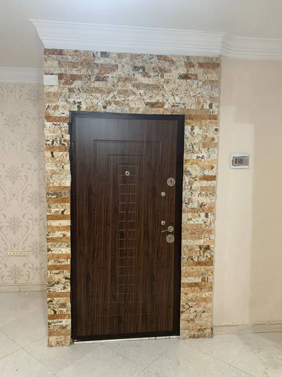 اپارتمان دو خواب طبقه دوم با پارکینگ و انباری
