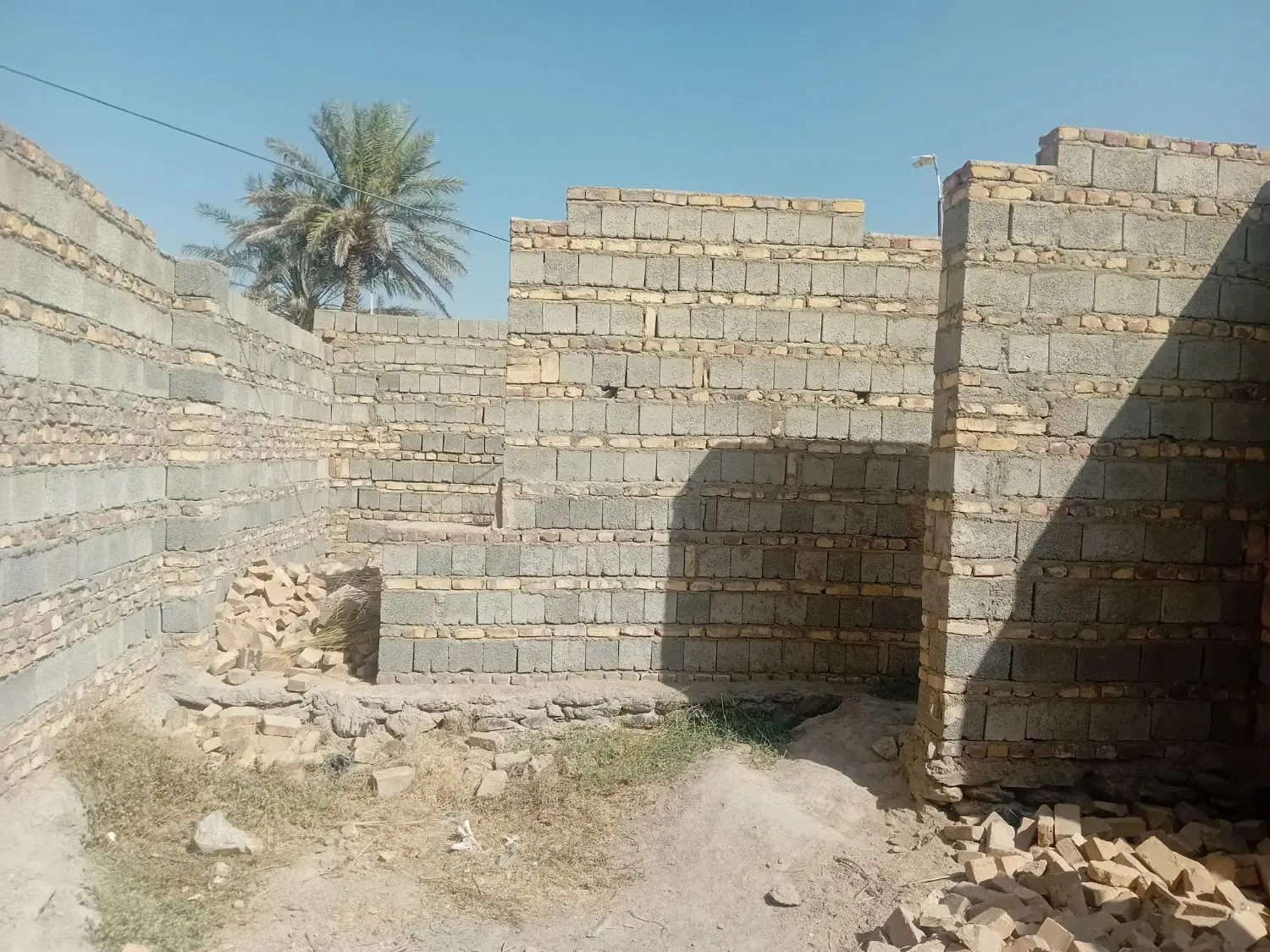 منزل نیمه کاره در امام خ سوم