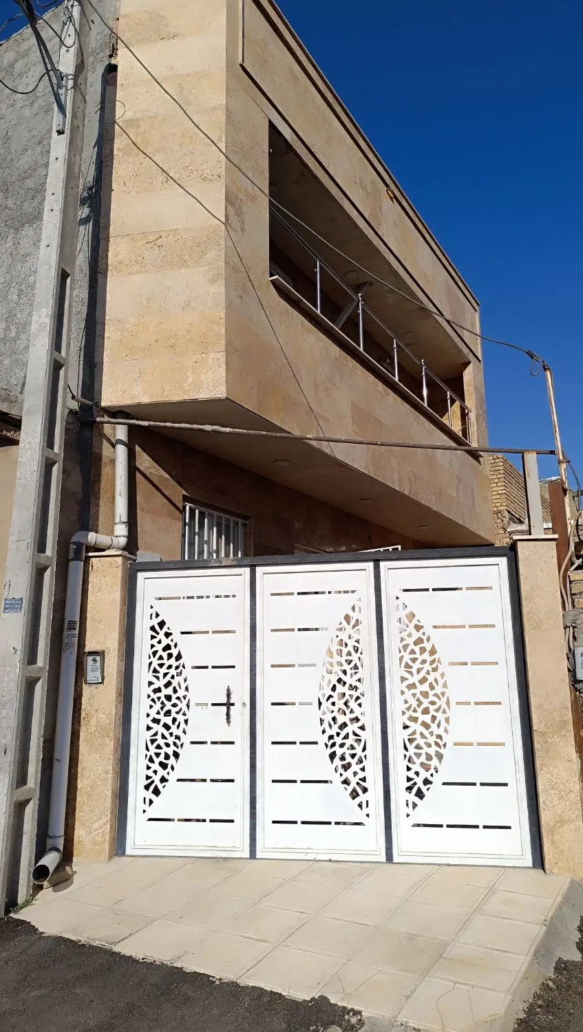 ۹۳ متر + ۴۵ متر حیاط اختصاصی ۴ سال ساخت سند ۶ دانگ