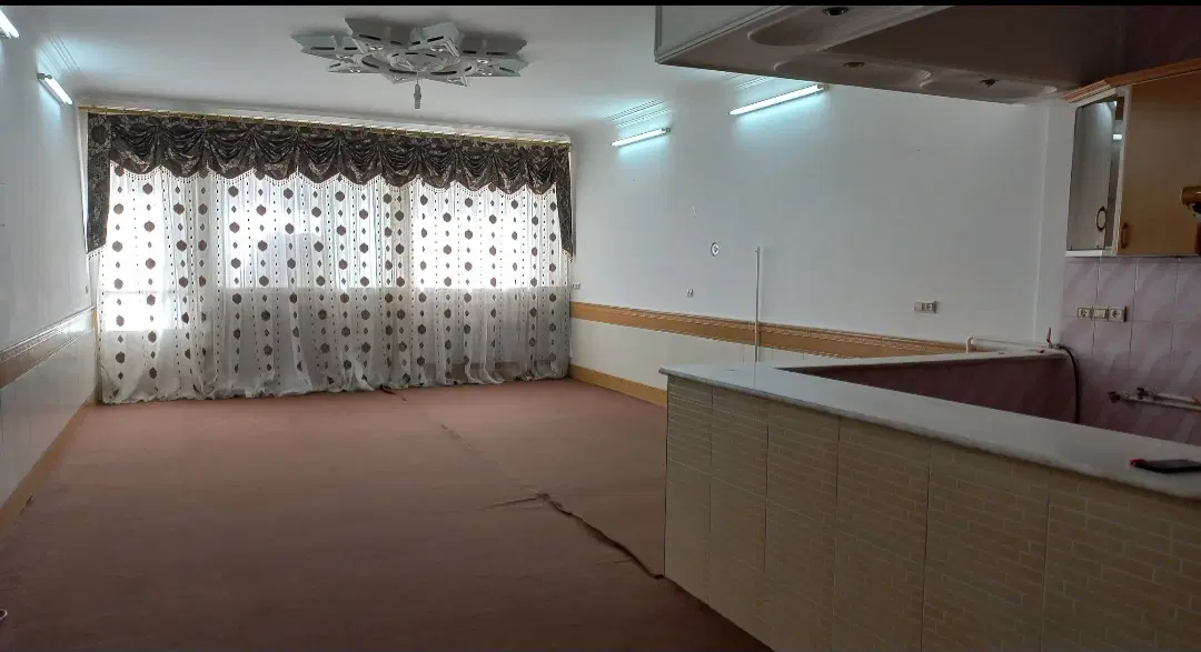 اجاره همکف ۱۴۰ متری ،حیاط‌دار، دلباز و نورگیر