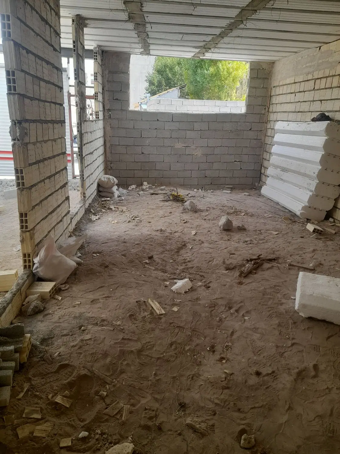 حیاط نیمه کاره درباسمنج