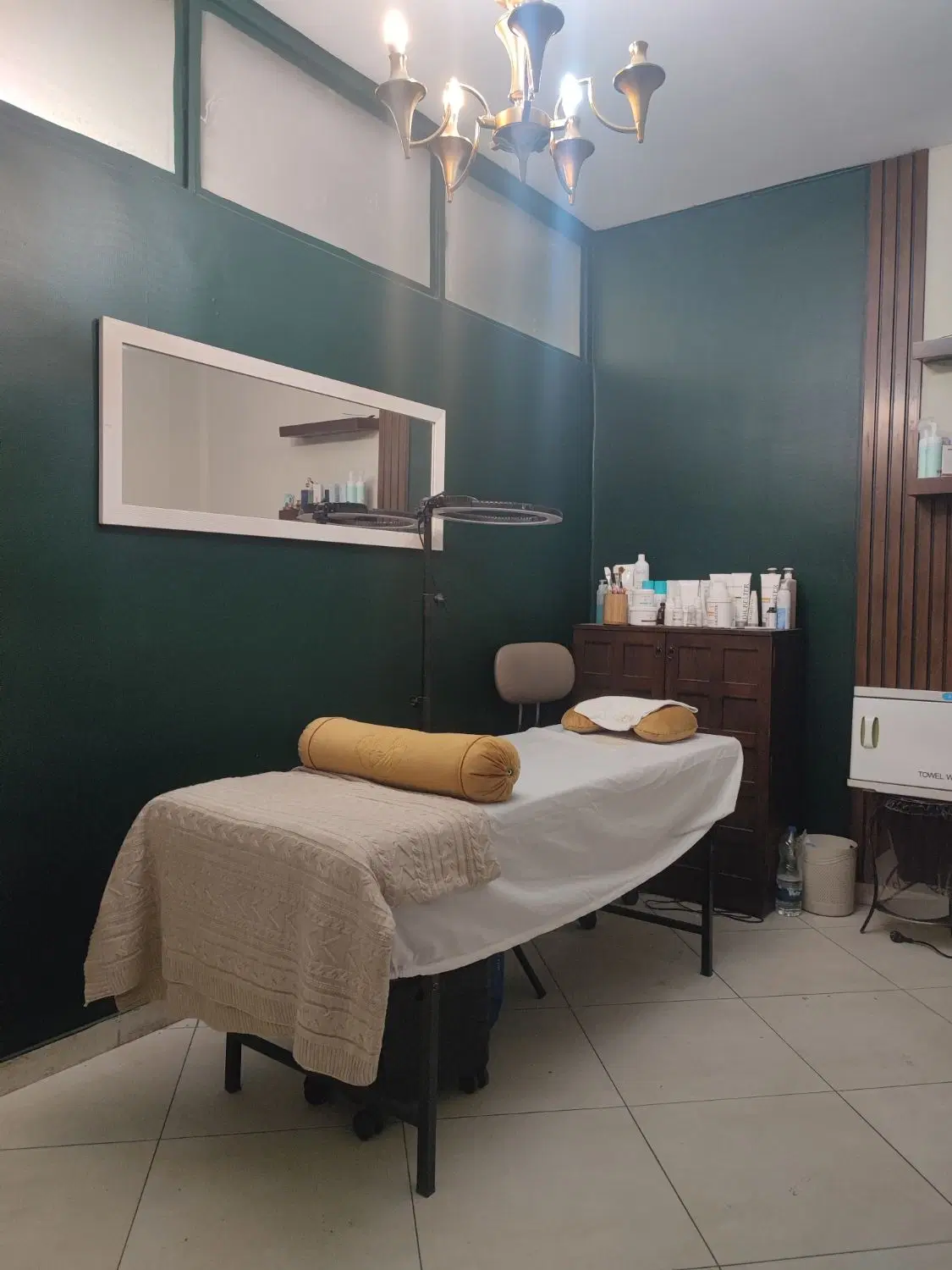 اجاره تخت در آرایشگاه مناسب مژه ، ماساژ و فیشیال
